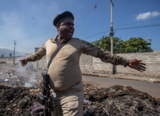 Haitianos no pueden huir del fuego y luego aplaudir al incendiario