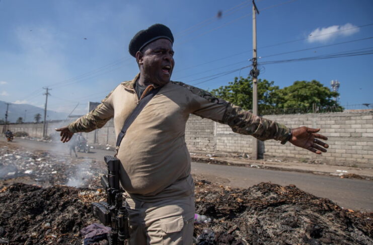Haitianos no pueden huir del fuego y luego aplaudir al incendiario
